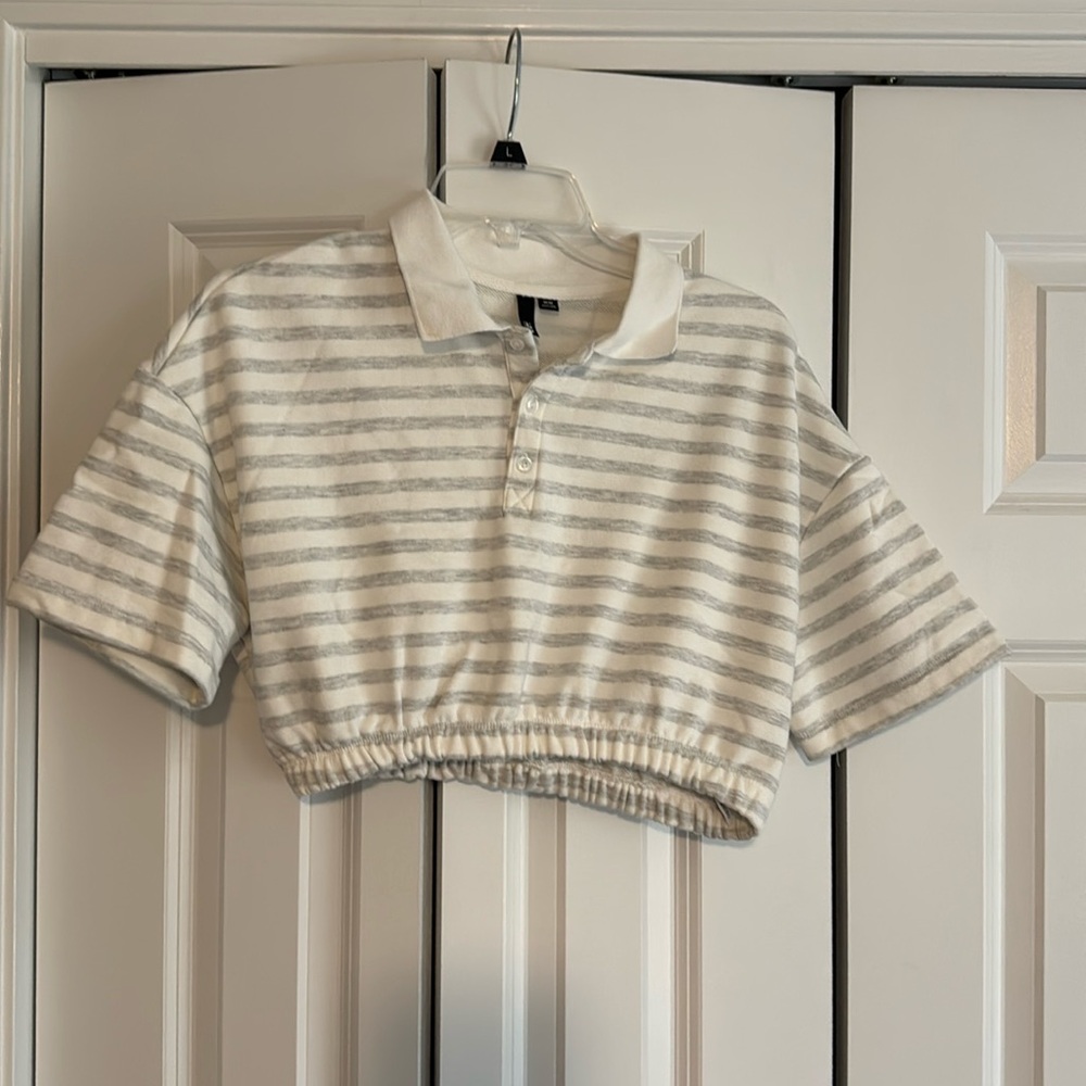 Women’s Garage short sleeve crop top. Size medium